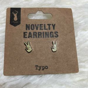 PEACE SIGN HAND FINGERS Stud Earrings NWT ✌🏼